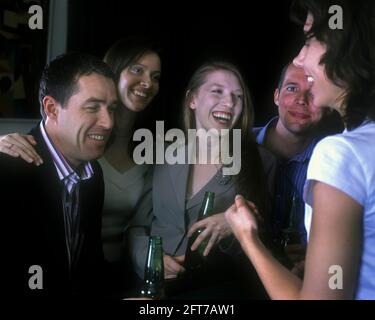 2005 HISTORISCHE KAUKASISCHE BÜROANGESTELLTE AN DER BAR TRINKEN BIER ALLE MODELLE ÜBER 25 JAHRE ALT Stockfoto