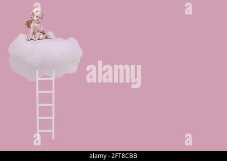 Kreative Idee mit Engel sitzt auf weißen Wolke und Leiter auf pastellrosa Hintergrund gemacht. Minimalkonzept von Liebe, Träume, Glauben, Zukunft, Erfolg und Stockfoto
