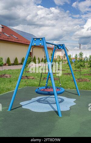 Kinderschaukel im Freien. Stockfoto