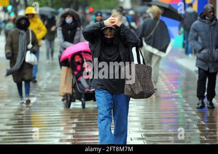 London, Großbritannien. Mai 2021. Wind und Regen schrecken die Käufer in der Oxford Street nicht ab. Kredit: JOHNNY ARMSTEAD/Alamy Live Nachrichten Stockfoto