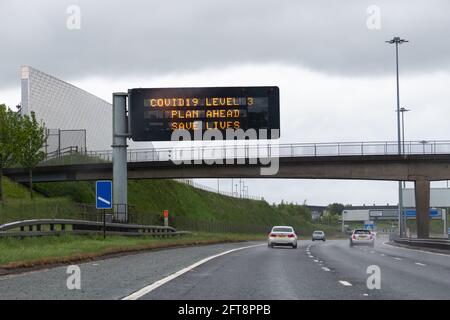 Glasgow, Schottland, Großbritannien. Mai 2021. Glasgow bleibt unter den kovidischen Beschränkungen der Stufe 3 - dem einzigen Gebiet in Schottland. Abgebildetes Autobahnschild M8 neben dem Einkaufszentrum Glasgow Fort Credit: Kay Roxby/Alamy Live News Stockfoto