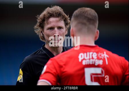 WAALWIJK, NIEDERLANDE - MAI 13: Schiedsrichter Martin van den Kerkhof und Gijs Smal vom FC Twente während des niederländischen Eredivisie-Spiels zwischen RKC Waalwijk und F Stockfoto