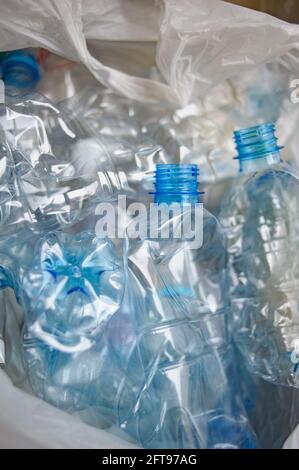 Konzept: Gebrauchte leere Flaschen aus Wasser sind rezyklierbar Stockfoto
