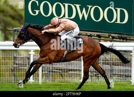 Ad Infinitum, der von Jamie Spencer auf dem Weg zum Gewinn der Höhe der Fashion Stakes auf der Goodwood Racecourse in Chichester gefahren wird. Bilddatum: Freitag, 21. Mai 2021. Stockfoto