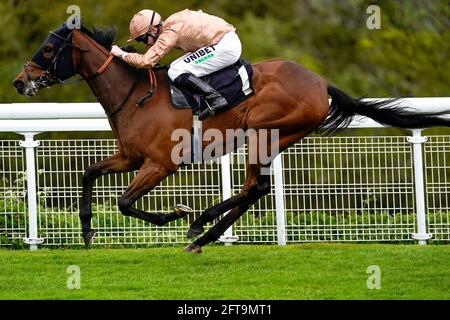 Ad Infinitum, der von Jamie Spencer auf dem Weg zum Gewinn der Höhe der Fashion Stakes auf der Goodwood Racecourse in Chichester gefahren wird. Bilddatum: Freitag, 21. Mai 2021. Stockfoto