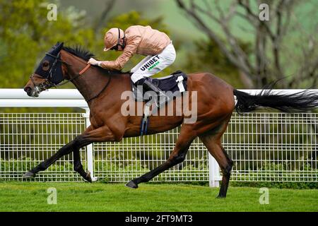 Ad Infinitum, der von Jamie Spencer auf dem Weg zum Gewinn der Höhe der Fashion Stakes auf der Goodwood Racecourse in Chichester gefahren wird. Bilddatum: Freitag, 21. Mai 2021. Stockfoto