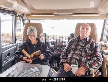 Garrettstown, Cork, Irland. Mai 2021. Nach ein paar Tagen Sturm an der Küste entspannen sich die beiden Rentner Margaret und John O'Brien in ihrem Wohnmobil am Meer in Garrettstown, Co. Cork, Irland.- Credit; David Creedon / Alamy Live News Stockfoto