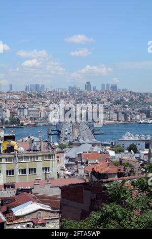 Erhöhter Blick auf Istanbul und über die berühmte Galata-Brücke von der historischen Seite der Stadt. Stockfoto