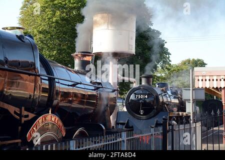 Dampflokomotiven der Dartmouth-Dampfeisenbahn dampfen, während sie am Bahnhof Paignton angehalten wurden. Stockfoto