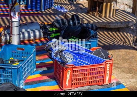 Tauchausrüstung am Strand. flippers, Masken, Tubes, Tauchflaschen. Ägypten, Dahab, 09.03.2019. Stockfoto