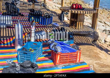 Tauchausrüstung am Strand. flippers, Masken, Tubes, Tauchflaschen. Ägypten, Dahab, 09.03.2019. Stockfoto