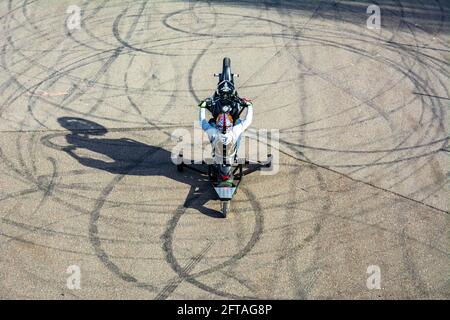 Kiew, Ukraine, 04. April 2021 - EIN Anfänger-Biker lernt, ein Motorrad zu fahren und mit einem speziellen Gerät auf das Hinterrad zu steigen. Stockfoto