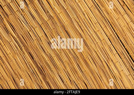 Gewebte Strohstruktur. Handgemachte gewebte Teppich. Flaxen weben gelben Mesh Nahaufnahme Bild. Stockfoto