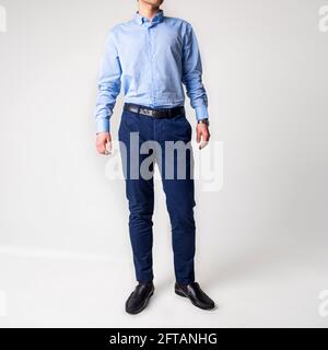 Typ in einem klassischen blauen Hemd und einer blauen Hose auf weißem Hintergrund. Stockfoto