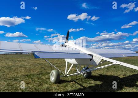Auf der Start- und Landebahn eines Flugplatzes steht ein ferngesteuertes unbemanntes Flugzeug. Drohne für landwirtschaftliche Zwecke. Stockfoto