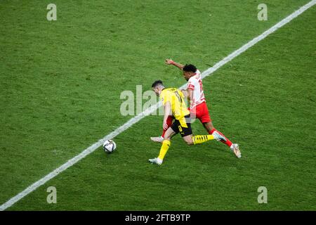 Berlin, Olympiastadion 13.05.21: Raphael Guerreiro aus Dortmund gegen Christopher Nkunku (RB Leipzig) im letzten Pokalspiel zwischen RB Leipzig V Stockfoto