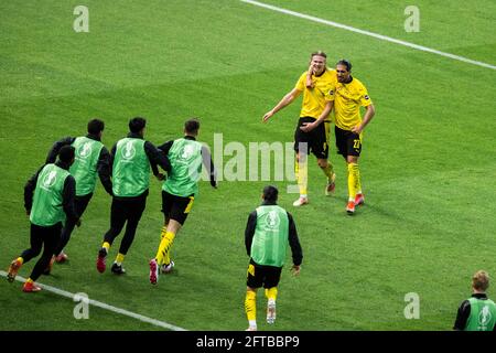 Berlin, Olympiastadion 13.05.21: Erling Haaland (BVB) (L) feiert mit Emre Can (BVB) und seinen Teamkollegen das Tor 4:1 im letzten Pokalspiel Stockfoto