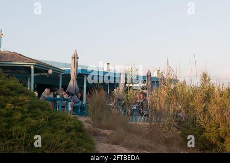 Strandbar, Meer, Sonnenuntergang, glückliche Menschen, Formentera, Spanien, Europa Stockfoto