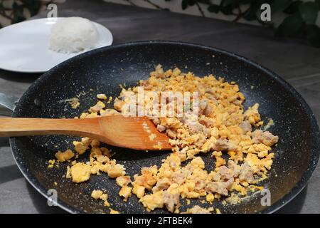 Omelette oder Thai Omelette, Thai Omelette oder Rührei mit Schweinefleisch in der Pfanne Stockfoto