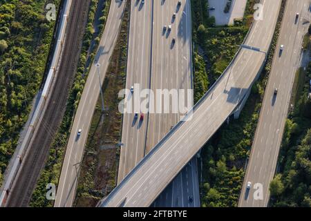 Luftaufnahme von einem Flugzeug auf eine Kreuzung am Trans-Canada Highway. Stockfoto