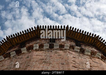 Mauer des Kolomna Kremls aus rotem Ziegelstein und Marinkin-Turm in Kolomna, Russland Stockfoto