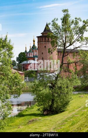 Mauer des Kolomna Kremls aus rotem Ziegelstein und Marinkin-Turm in Kolomna, Russland Stockfoto