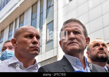 Kiew, Ukraine. Mai 2021. KIEW, UKRAINE - 21. MAI 2021 - die Abgeordneten Illia Kyva und Viktor Medvedchuk (L bis R) werden vor dem Berufungsgericht von Kiew abgebildet, weil sie die Berufungen der Staatsanwaltschaft und der Verteidigung, Kiew, Hauptstadt der Ukraine, prüfen. Kredit: Ukrinform/Alamy Live Nachrichten Stockfoto