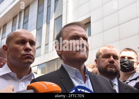 Kiew, Ukraine. Mai 2021. KIEW, UKRAINE - 21. MAI 2021 - die Abgeordneten Illia Kyva und Viktor Medvedchuk (L bis R) werden vor dem Berufungsgericht von Kiew abgebildet, weil sie die Berufungen der Staatsanwaltschaft und der Verteidigung, Kiew, Hauptstadt der Ukraine, prüfen. Kredit: Ukrinform/Alamy Live Nachrichten Stockfoto