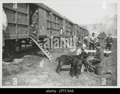 Erster Weltkrieg, 1. Weltkrieg, Westfront - EINE Breitspurbahn im Bau mit Kasernen auf Rädern. Stockfoto