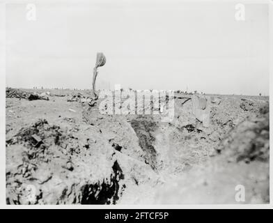 Erster Weltkrieg, erster Weltkrieg, Westfront - britische Truppen auf dem Kamm eines Hügels Stockfoto