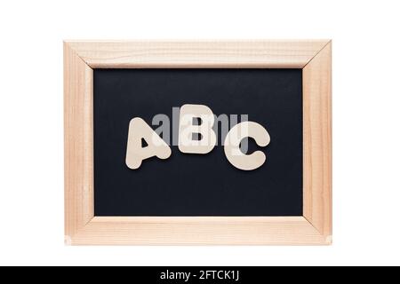 Wort ABC aus Holzbuchstaben. Das Konzept der Bedeutung von Bildung. Holzrahmen auf weißem Hintergrund Stockfoto