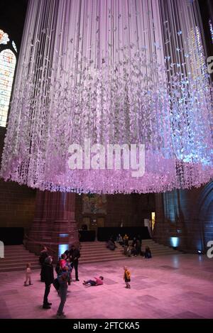 Kunstinstallation Peace Doves in der Anglican Cathedral, Liverpool. Vom 21. Mai bis zum 31. August 2021 ist es ein großformatige Arbeit von interna Stockfoto