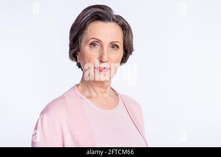 Foto von gealterten Frau Großmutter serious zuversichtlich konzentriert isoliert Über grauem Hintergrund Stockfoto