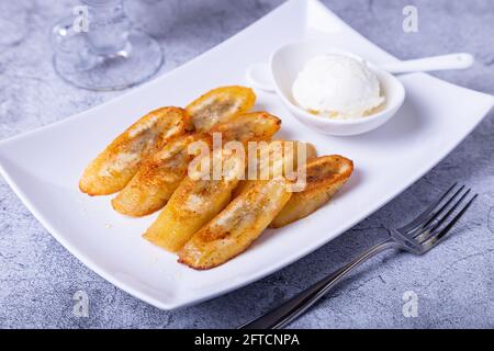 Gebratene Bananen mit Honig, Zimt, Kaffee und Eis. Nahaufnahme. Stockfoto