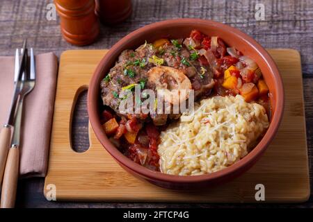 Ossobuco. Kalbsschenkel mit Safranrisotto in mailänder, Gremolata und Sauce. Traditionelles italienisches Gericht. Nahaufnahme. Stockfoto