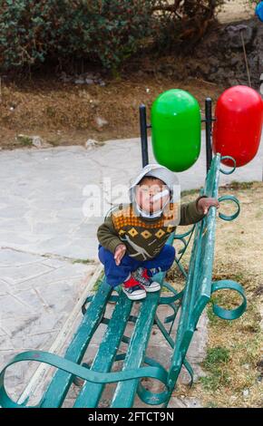 Ein lokaler Junge mit Quechua Down-Syndrom in Chinchero, einem kleinen rustikalen Dorf der Anden im Heiligen Tal, Provinz Urubamba, Region Cusco, Peru Stockfoto