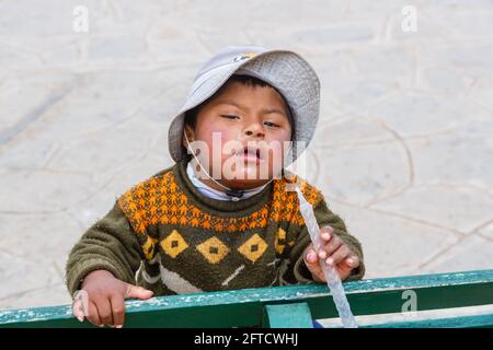 Ein lokaler Junge mit Quechua Down-Syndrom in Chinchero, einem kleinen rustikalen Dorf der Anden im Heiligen Tal, Provinz Urubamba, Region Cusco, Peru Stockfoto