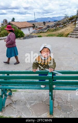 Ein lokaler Junge mit Quechua Down-Syndrom in Chinchero, einem kleinen rustikalen Dorf der Anden im Heiligen Tal, Provinz Urubamba, Region Cusco, Peru Stockfoto
