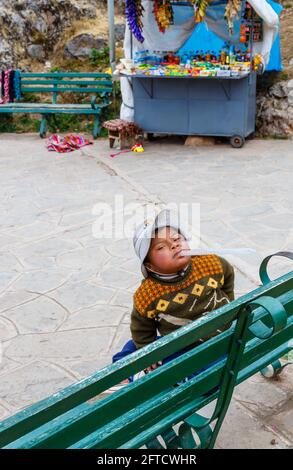 Ein lokaler Junge mit Quechua Down-Syndrom in Chinchero, einem kleinen rustikalen Dorf der Anden im Heiligen Tal, Provinz Urubamba, Region Cusco, Peru Stockfoto