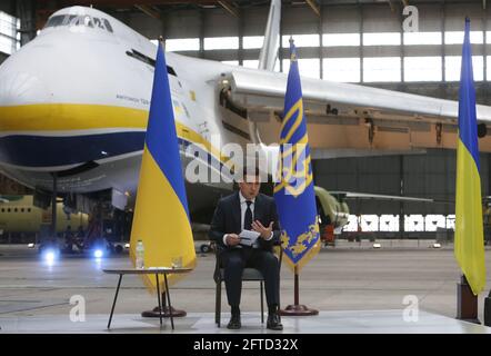 Kiew, Ukraine. Mai 2021. Der ukrainische Präsident Wolodymyr Zelensky nimmt am 20. Mai 2021 an einer Pressekonferenz zu seiner zweijährigen Amtszeit in Kiew, Ukraine, Teil. Zelensky glaubt, dass ein Treffen mit dem russischen Präsidenten Wladimir Putin dazu beitragen würde, den siebenjährigen Konflikt in Donbass zu beenden, berichtete der Pressedienst des ukrainischen Präsidenten am Donnerstag. Quelle: Sergey Starostenko/Xinhua/Alamy Live News Stockfoto