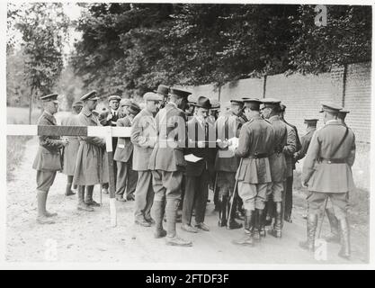 Erster Weltkrieg, erster Weltkrieg, Westfront - kanadische Journalisten besuchen Frankreich und erhalten Pässe für die Britische Front Stockfoto