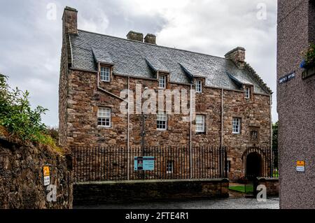 Die Vorderseite des Mary Queen of Scots House ein malerisches Turmhaus, in dem sie sich während einer schweren Krankheit im Jahr 1566 erholte. Es ist jetzt ein Besucherzentrum Stockfoto