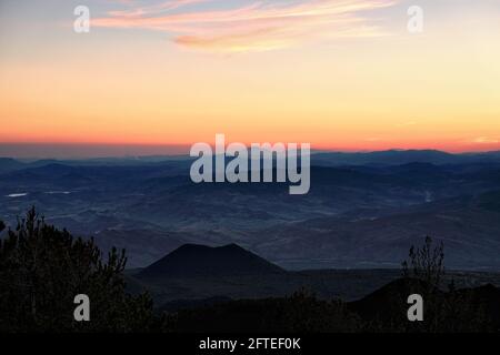 Sonnenuntergang auf Sizilien Landschaft der Bergkette vom Ätna Park Stockfoto