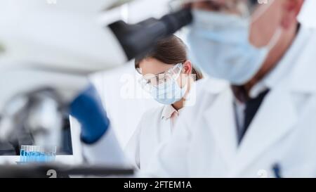 Bild einer Gruppe von Wissenschaftlern, die in einem medizinischen Labor forschen. Stockfoto