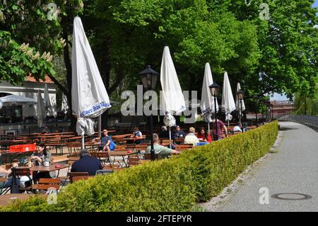 Berlin, Deutschland. Mai 2021. Wiedereröffneter Biergarten des Kreuzfahrtrestaurants Zollpackhof in Berlin, Deutschland, 21. Mai 2021. Kredit: Ales Zapotocky/CTK Foto/Alamy Live Nachrichten Stockfoto