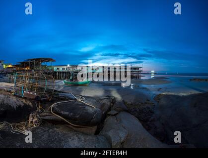 Blick auf die Fischrestaurants mit Fischernetz im Vordergrund Stockfoto