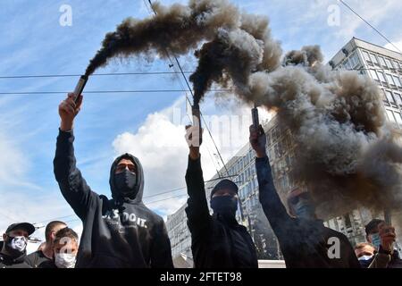 Kiew, Ukraine. Mai 2021. KIEW, UKRAINE – MAI 21, 2021 - Demonstranten halten vor dem Berufungsgericht von Kiew Rauchbomben fest, die die Berufungen der Staatsanwaltschaft und der Verteidigung bezüglich der Hausarrest des Abgeordneten Viktor Medwedchuk, der des Verrats und der versuchten Plünderung nationaler Ressourcen in vorübergehend besetzten Gebieten verdächtigt wird, beherbergen Krim, Kiew, Hauptstadt der Ukraine. Kredit: Ukrinform/Alamy Live Nachrichten Stockfoto