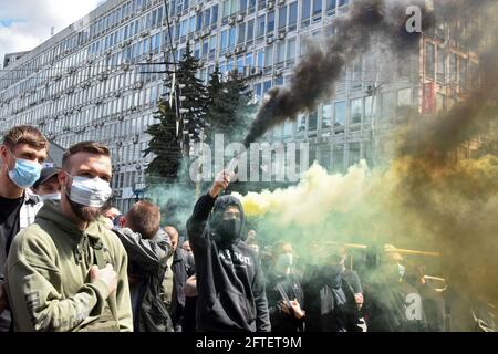 Kiew, Ukraine. Mai 2021. KIEW, UKRAINE – MAI 21, 2021 - Demonstranten halten vor dem Berufungsgericht von Kiew Rauchbomben fest, die die Berufungen der Staatsanwaltschaft und der Verteidigung bezüglich der Hausarrest des Abgeordneten Viktor Medwedchuk, der des Verrats und der versuchten Plünderung nationaler Ressourcen in vorübergehend besetzten Gebieten verdächtigt wird, beherbergen Krim, Kiew, Hauptstadt der Ukraine. Kredit: Ukrinform/Alamy Live Nachrichten Stockfoto