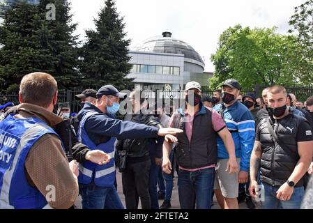 Kiew, Ukraine. Mai 2021. KIEW, UKRAINE – MAI 21, 2021 - Gesetzeshüter versuchen, Demonstranten vor dem Berufungsgericht von Kiew einzudämmen, in dem die Berufungen der Staatsanwaltschaft und der Verteidigung im Zusammenhang mit der Hausarrest des Abgeordneten Viktor Medwedchuk, der des Verrats und der versuchten Plünderung nationaler Ressourcen verdächtigt wird, eingelegt werden Vorübergehend besetzte Krim, Kiew, Hauptstadt der Ukraine. Kredit: Ukrinform/Alamy Live Nachrichten Stockfoto