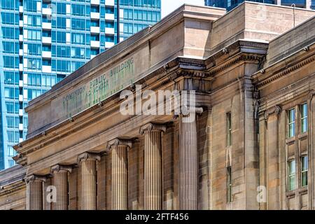 Das Dominion Public Building steht im Kontrast zu einem modernen Wolkenkratzer in der Innenstadt von Toronto, Kanada Stockfoto